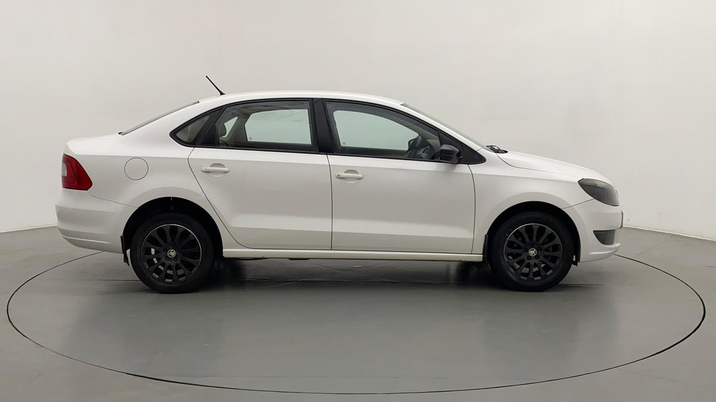 2015 Skoda Rapid 1.6 MPI STYLE AT, Petrol, Automatic, 44,565 km, Right Side