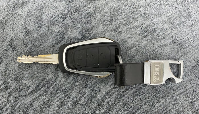 2017 Mahindra KUV 100 NXT K4+ 6S, Petrol, Manual, 43,392 km, Key Close Up