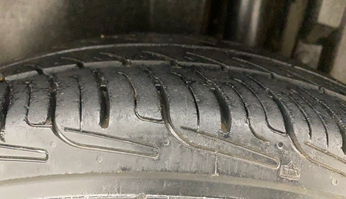 2015 Maruti Swift VDI, Diesel, Manual, 1,49,705 km, Left Rear Tyre Tread