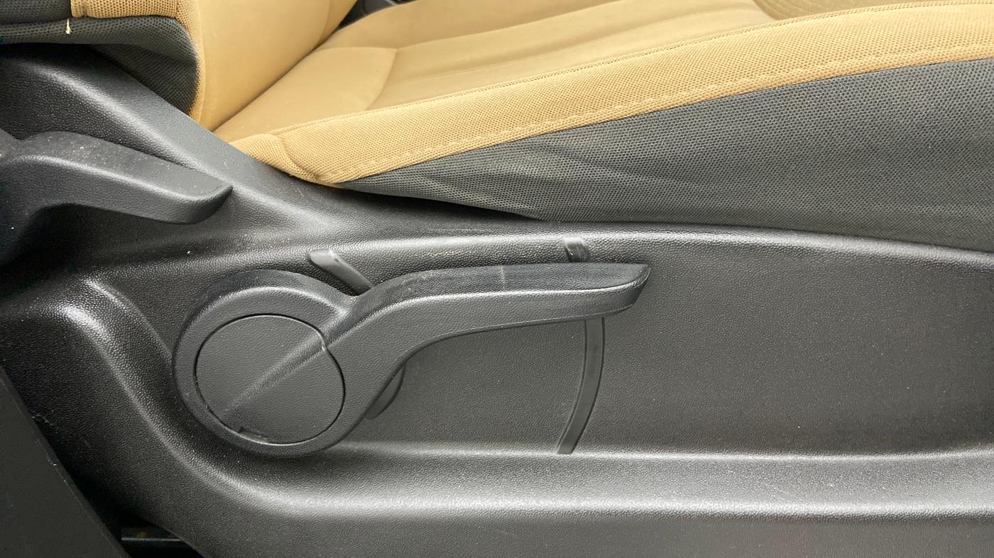 2019 Mahindra XUV500 W9, Diesel, Manual, 5 km, Driver Side Adjustment Panel