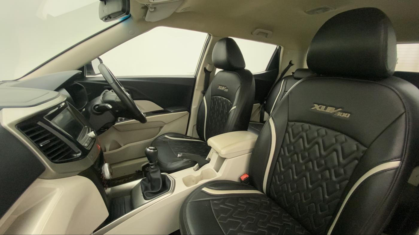 2019 Mahindra XUV300 W8 1.5 DIESEL, Diesel, Manual, 80,839 km, Right Side Front Door Cabin
