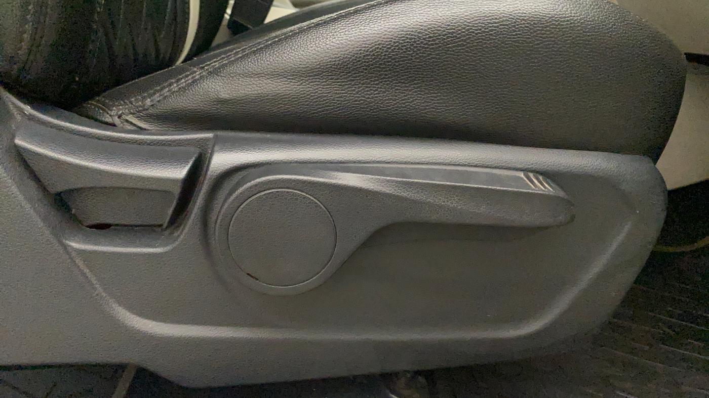 2019 Mahindra XUV300 W8 1.5 DIESEL, Diesel, Manual, 80,839 km, Driver Side Adjustment Panel