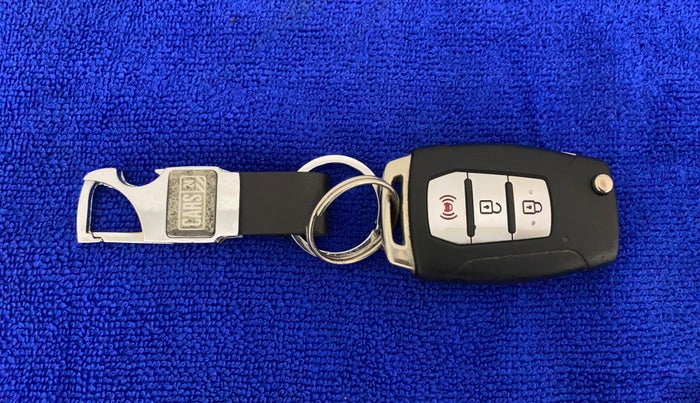 2019 Mahindra XUV300 W8 1.5 DIESEL, Diesel, Manual, 80,839 km, Key Close Up