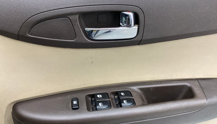 2010 Hyundai i20 MAGNA (O) 1.2, Petrol, Manual, 1,05,007 km, Right front window switch / handle - Minor damage