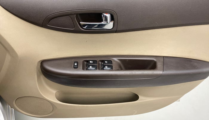 2010 Hyundai i20 MAGNA (O) 1.2, Petrol, Manual, 1,05,007 km, Driver Side Door Panels Control