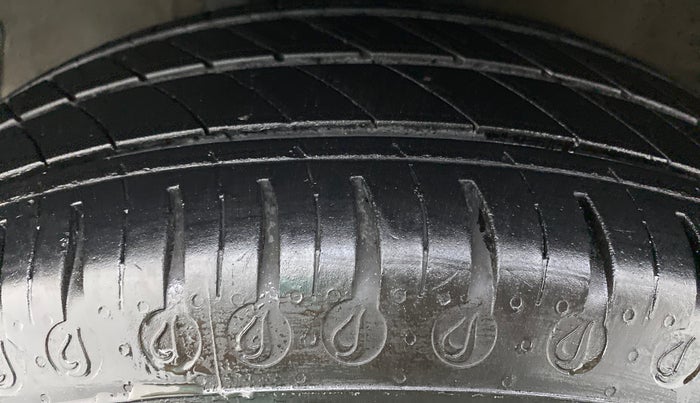 2010 Hyundai i20 MAGNA (O) 1.2, Petrol, Manual, 1,05,007 km, Left Front Tyre Tread