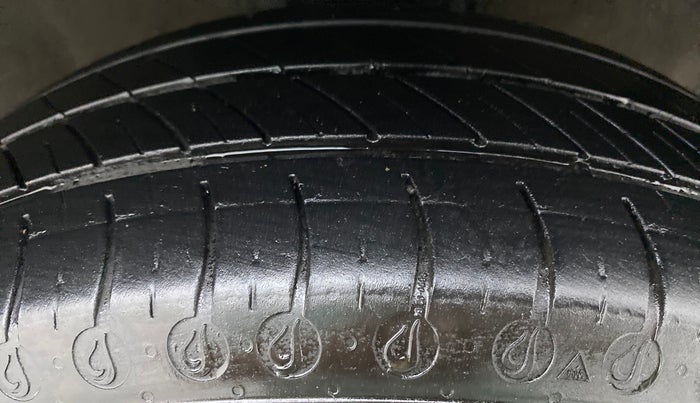 2010 Hyundai i20 MAGNA (O) 1.2, Petrol, Manual, 1,05,007 km, Right Front Tyre Tread