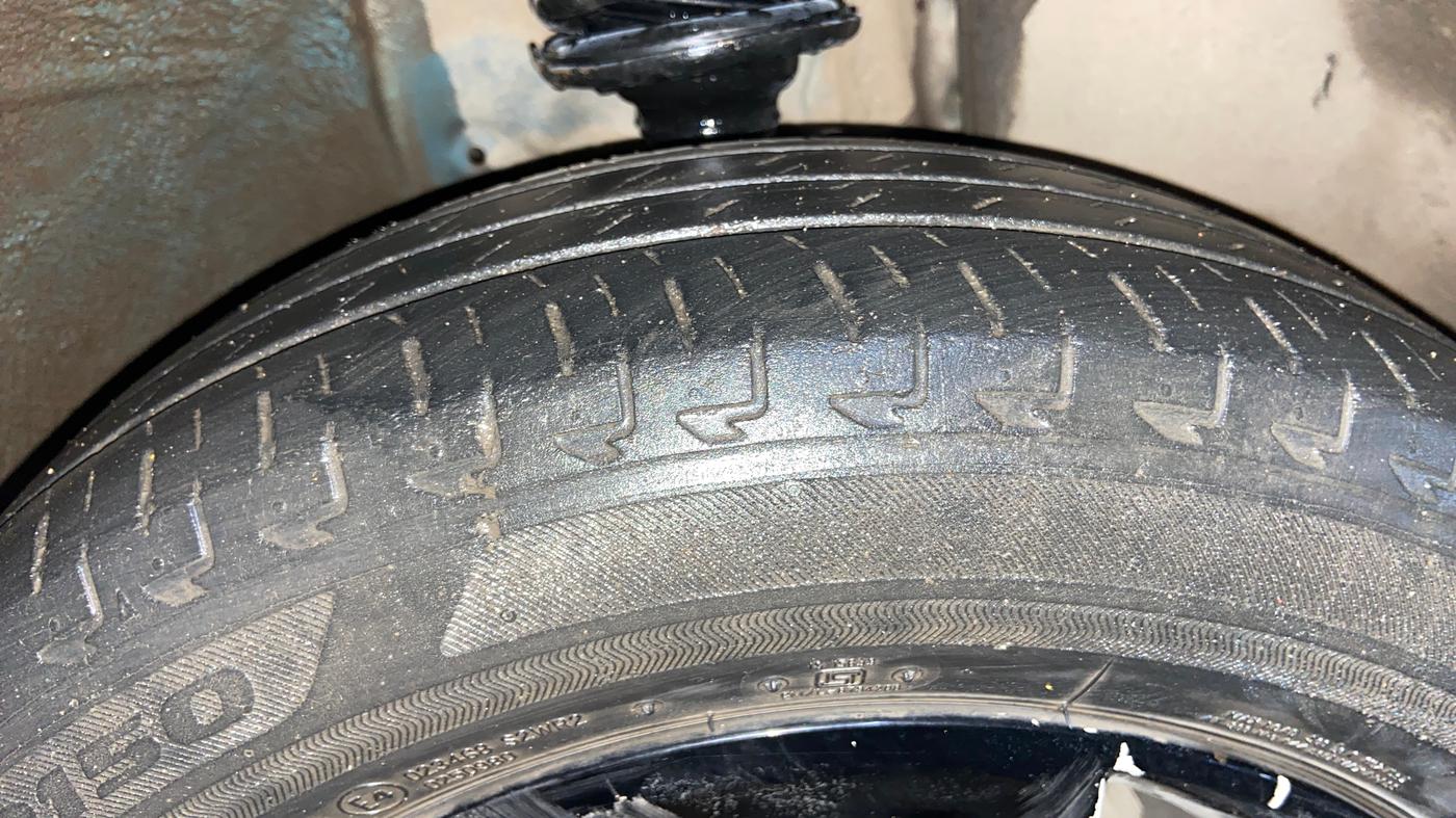 2017 Maruti IGNIS ZETA 1.2 AMT, Petrol, Automatic, 49,925 km, Right Front Tyre Tread