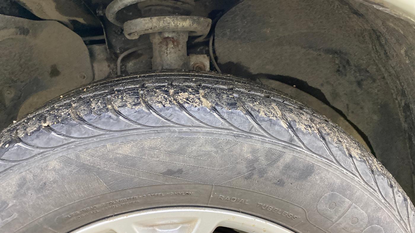 2014 Ford Figo TITANIUM 1.2 PETROL, Petrol, Manual, 18,257 km, Left Front Tyre Tread