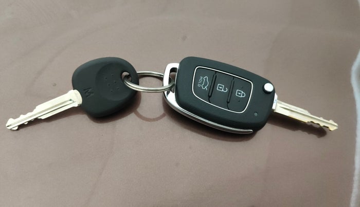 2022 Hyundai AURA S 1.2 CNG, CNG, Manual, 27,951 km, Key Close Up