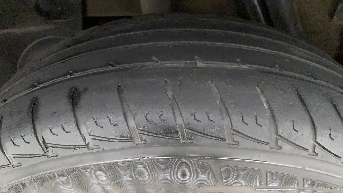 2017 Renault Duster RXL PETROL, Petrol, Manual, 40,296 km, Right Rear Tyre Tread