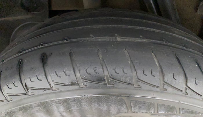 2017 Renault Duster RXL PETROL, Petrol, Manual, 40,296 km, Right Rear Tyre Tread