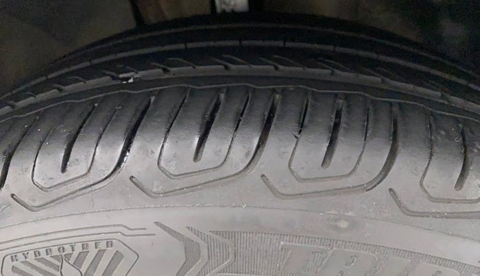 2022 Volkswagen TAIGUN TOPLINE 1.0 TSI MT, Petrol, Manual, 27,861 km, Right Front Tyre Tread