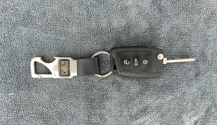 2022 Volkswagen TAIGUN TOPLINE 1.0 TSI MT, Petrol, Manual, 27,861 km, Key Close Up