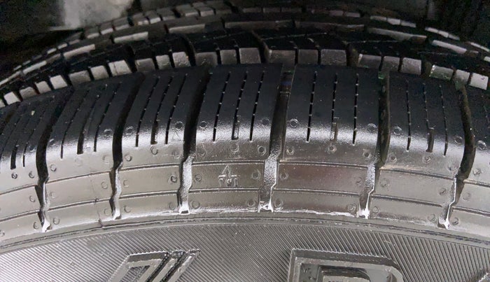 2018 Mahindra TUV300 T 10 MT Dual Tone, Diesel, Manual, 30,068 km, Left Rear Tyre Tread