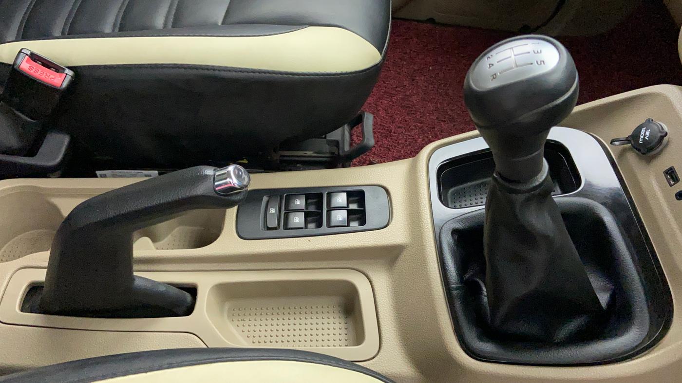 2018 Mahindra TUV300 T 10 MT Dual Tone, Diesel, Manual, 30,068 km, Gear Lever