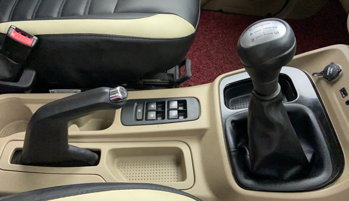 2018 Mahindra TUV300 T 10 MT Dual Tone, Diesel, Manual, 30,068 km, Gear Lever