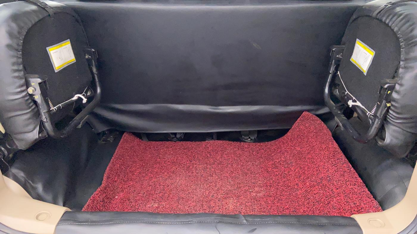 2018 Mahindra TUV300 T 10 MT Dual Tone, Diesel, Manual, 30,068 km, Boot Inside