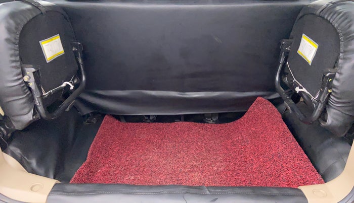 2018 Mahindra TUV300 T 10 MT Dual Tone, Diesel, Manual, 30,068 km, Boot Inside