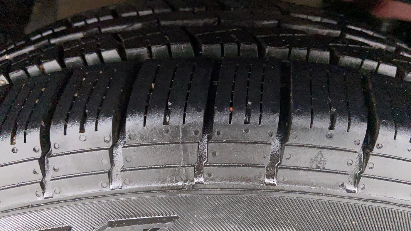 2018 Mahindra TUV300 T 10 MT Dual Tone, Diesel, Manual, 30,068 km, Right Front Tyre Tread