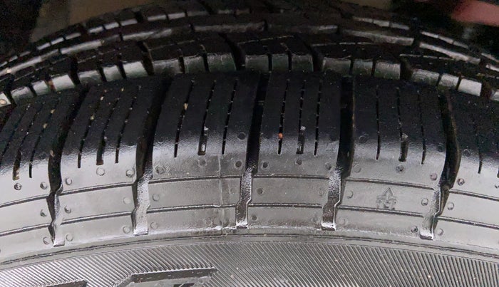 2018 Mahindra TUV300 T 10 MT Dual Tone, Diesel, Manual, 30,068 km, Right Front Tyre Tread