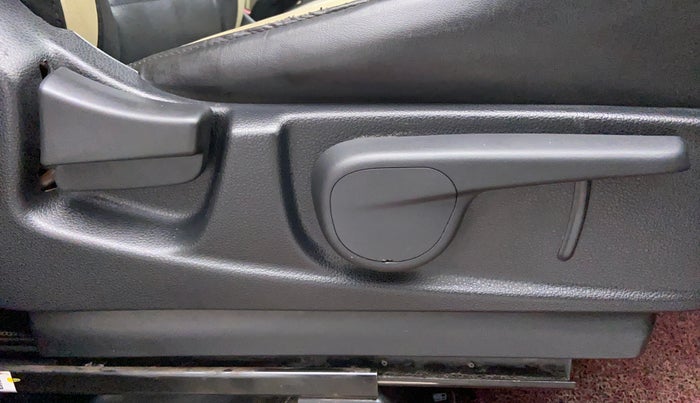 2018 Mahindra TUV300 T 10 MT Dual Tone, Diesel, Manual, 30,068 km, Driver Side Adjustment Panel