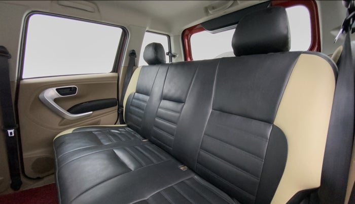 2018 Mahindra TUV300 T 10 MT Dual Tone, Diesel, Manual, 30,068 km, Right Side Rear Door Cabin