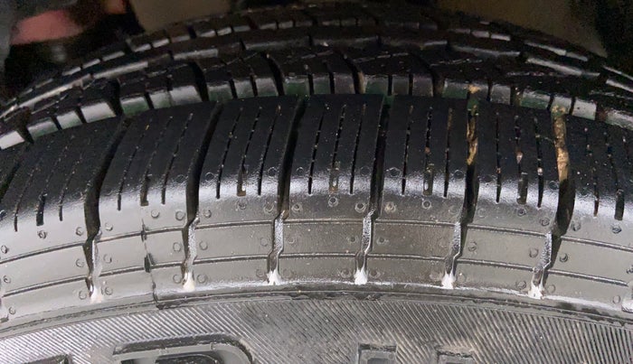 2018 Mahindra TUV300 T 10 MT Dual Tone, Diesel, Manual, 30,068 km, Left Front Tyre Tread