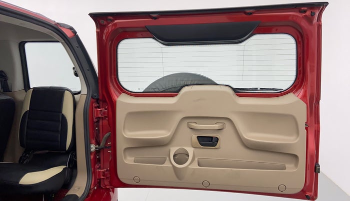 2018 Mahindra TUV300 T 10 MT Dual Tone, Diesel, Manual, 30,068 km, Boot Door Open