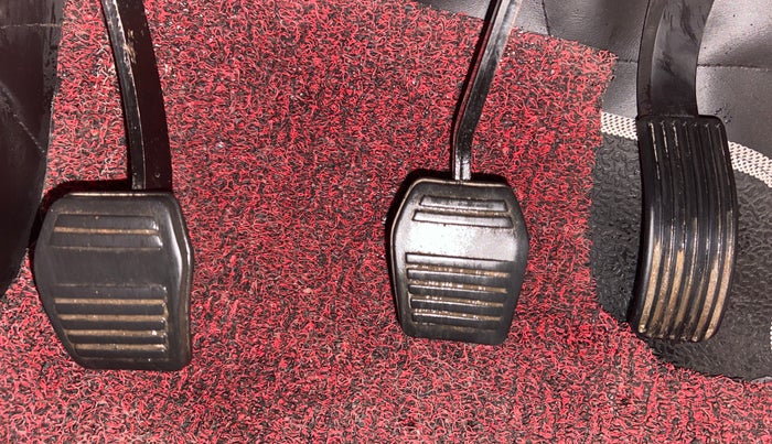 2018 Mahindra TUV300 T 10 MT Dual Tone, Diesel, Manual, 30,068 km, Pedals