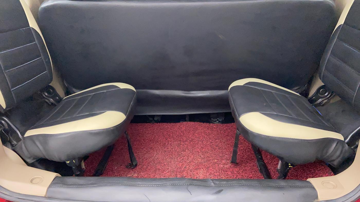 2018 Mahindra TUV300 T 10 MT Dual Tone, Diesel, Manual, 30,068 km, Third Seat Row ( optional )