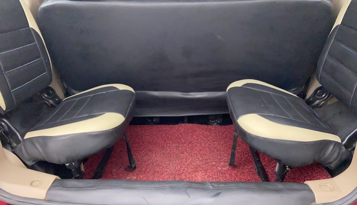 2018 Mahindra TUV300 T 10 MT Dual Tone, Diesel, Manual, 30,068 km, Third Seat Row ( optional )