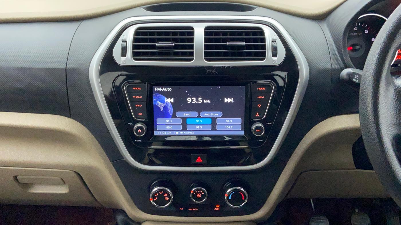 2018 Mahindra TUV300 T 10 MT Dual Tone, Diesel, Manual, 30,068 km, Air Conditioner