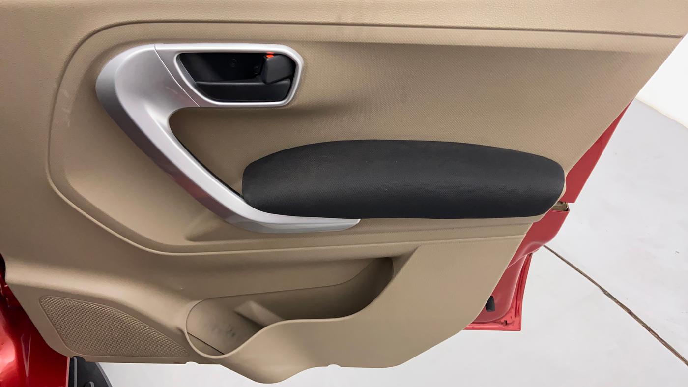 2018 Mahindra TUV300 T 10 MT Dual Tone, Diesel, Manual, 30,068 km, Driver Side Door Panels Control