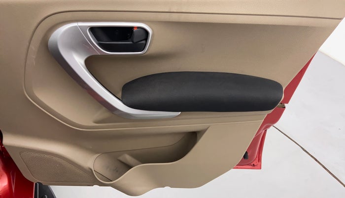 2018 Mahindra TUV300 T 10 MT Dual Tone, Diesel, Manual, 30,068 km, Driver Side Door Panels Control