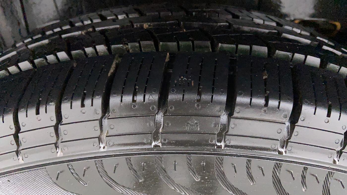 2018 Mahindra TUV300 T 10 MT Dual Tone, Diesel, Manual, 30,068 km, Right Rear Tyre Tread