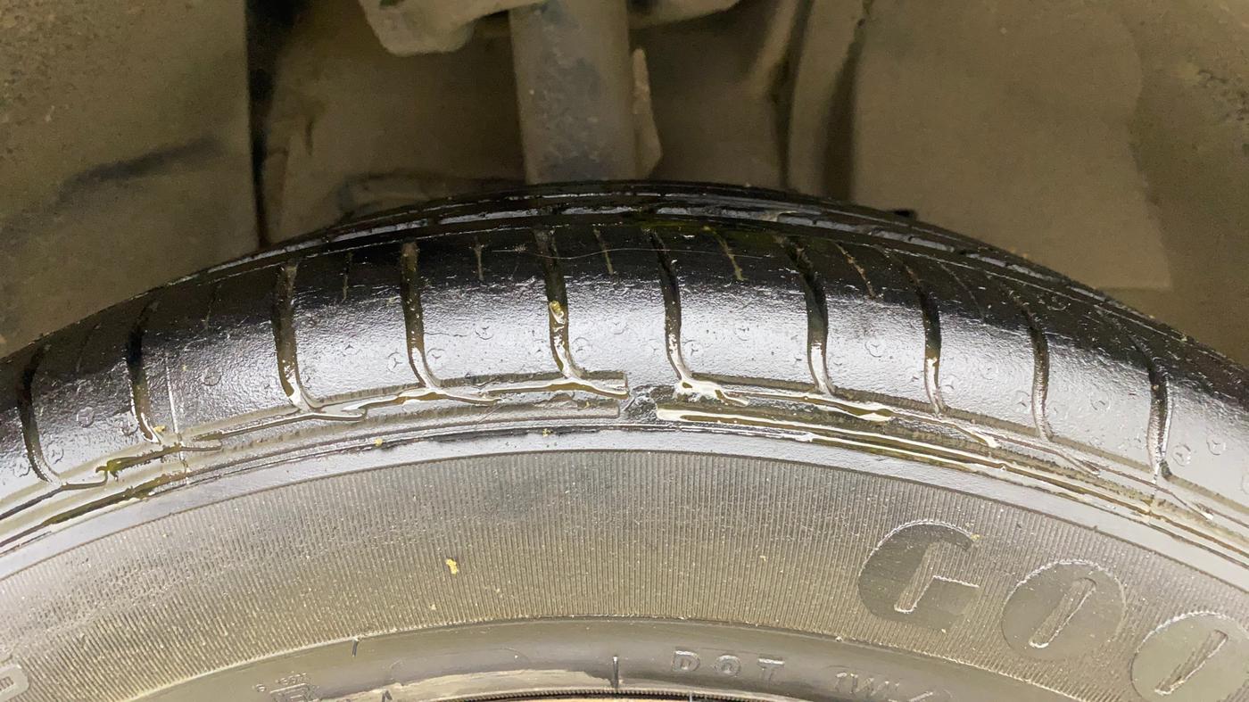 2018 Tata NEXON XM PETROL, Petrol, Manual, 98,175 km, Right Front Tyre Tread