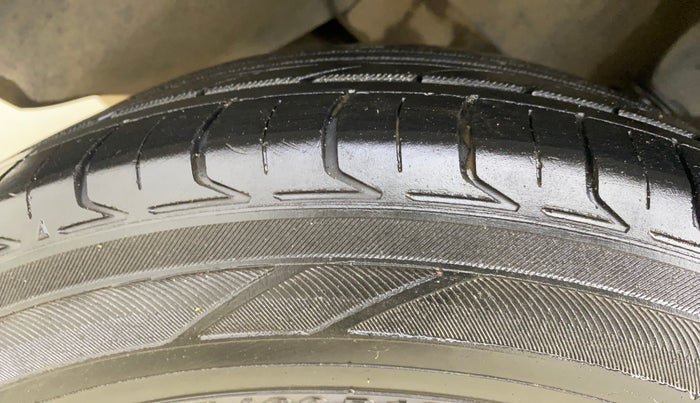 2018 Tata NEXON XM PETROL, Petrol, Manual, 98,175 km, Right Rear Tyre Tread