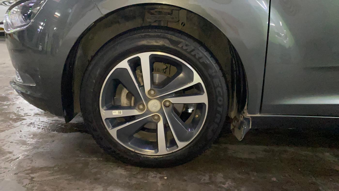 2023 Tata ALTROZ XZA, Petrol, Automatic, 14,406 km, Left Front Tyre Tread