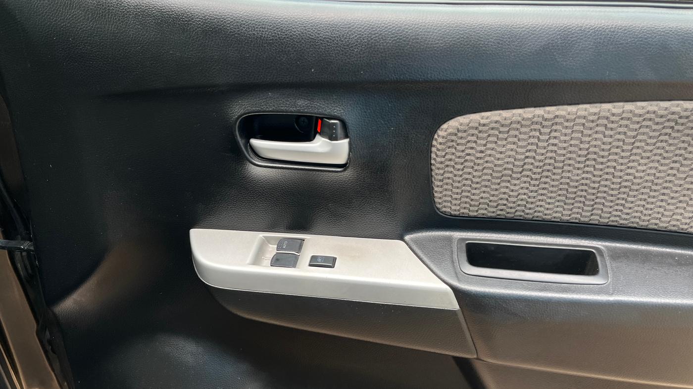 2015 Maruti Wagon R 1.0 LXI, Petrol, Manual, 53,032 km, Driver Side Door Panels Control