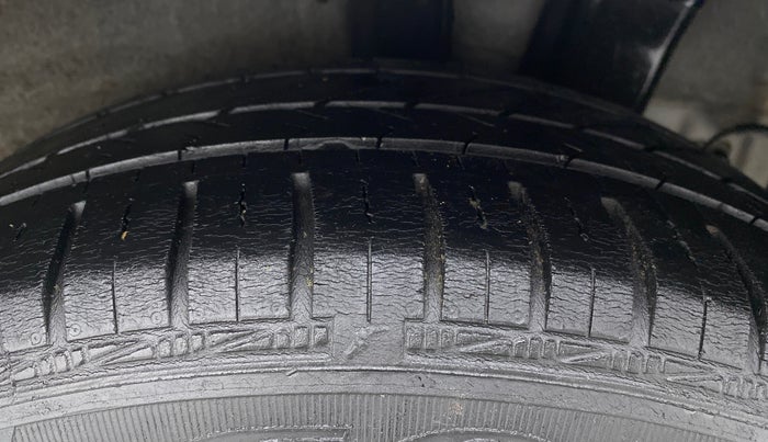 2015 Hyundai Grand i10 MAGNA 1.2 KAPPA VTVT, CNG, Manual, 1,03,294 km, Left Rear Tyre Tread