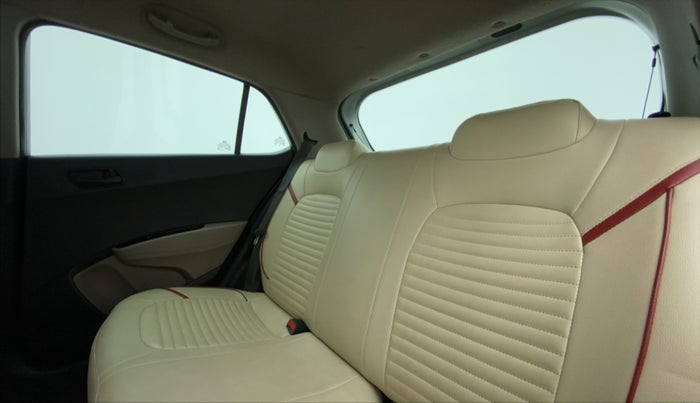 2015 Hyundai Grand i10 MAGNA 1.2 KAPPA VTVT, CNG, Manual, 1,03,294 km, Right Side Rear Door Cabin