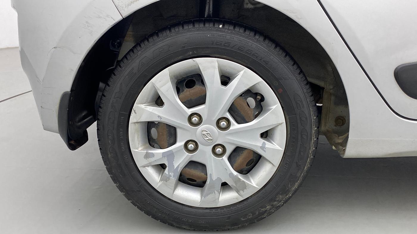 2015 Hyundai Grand i10 MAGNA 1.2 KAPPA VTVT, CNG, Manual, 1,03,294 km, Right Rear Wheel