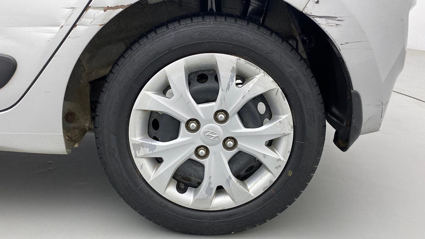 2015 Hyundai Grand i10 MAGNA 1.2 KAPPA VTVT, CNG, Manual, 1,03,294 km, Left Rear Wheel