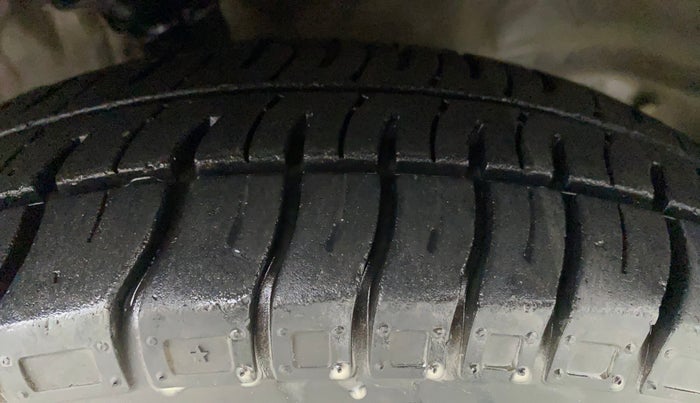 2016 Maruti Alto 800 LXI CNG AIRBAG, CNG, Manual, 99,079 km, Right Front Tyre Tread