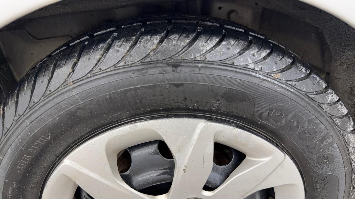 2015 Hyundai Eon MAGNA +, Petrol, Manual, 43,518 km, Right Rear Tyre Tread