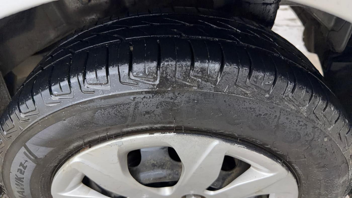 2015 Hyundai Eon MAGNA +, Petrol, Manual, 43,518 km, Left Front Tyre Tread