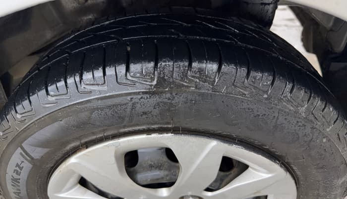 2015 Hyundai Eon MAGNA +, Petrol, Manual, 43,518 km, Left Front Tyre Tread