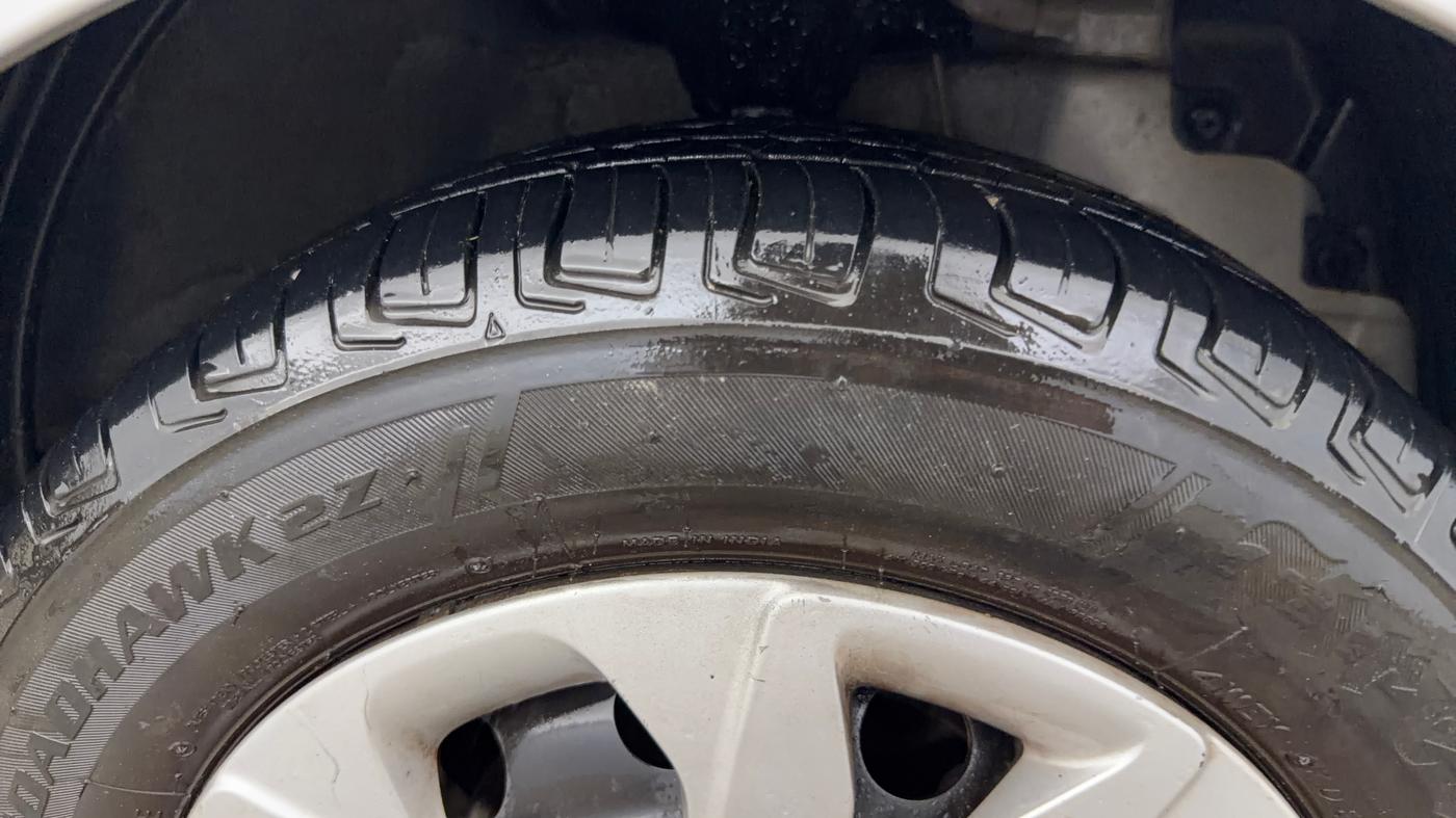 2015 Hyundai Eon MAGNA +, Petrol, Manual, 43,518 km, Right Front Tyre Tread