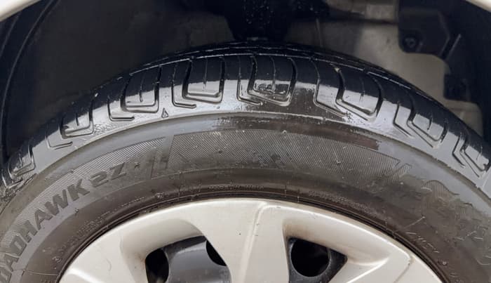 2015 Hyundai Eon MAGNA +, Petrol, Manual, 43,518 km, Right Front Tyre Tread